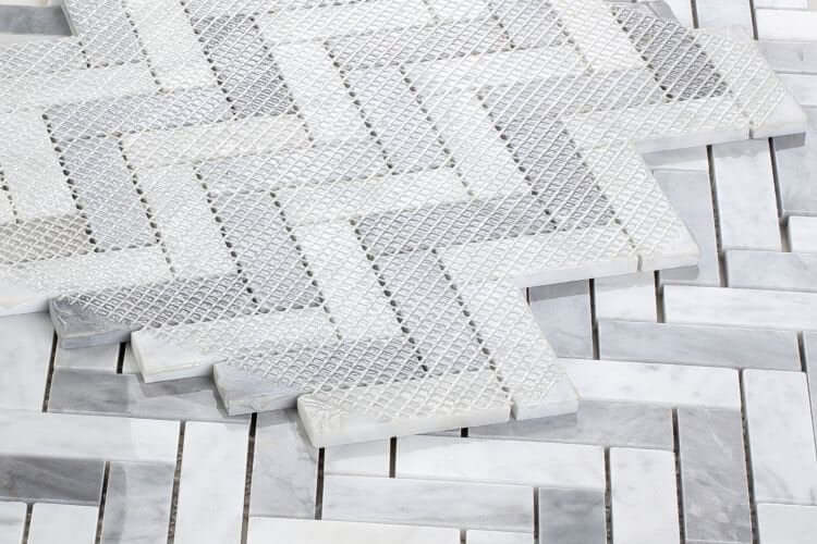 Chevron Long Loft Calacatta white and Bardiglio marble mosaic tiles in polished finish, featuring a chevron pattern.